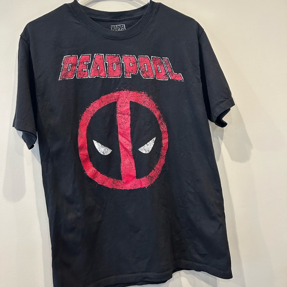 Boys 100% cotton Marvel (comic book) Black and Red Deadpool T-Shirt in Medium